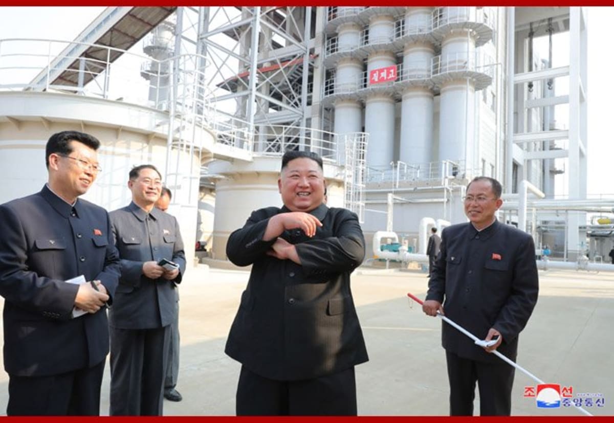 Kim Čong-un při otevření továrny na hnojiva 1. května