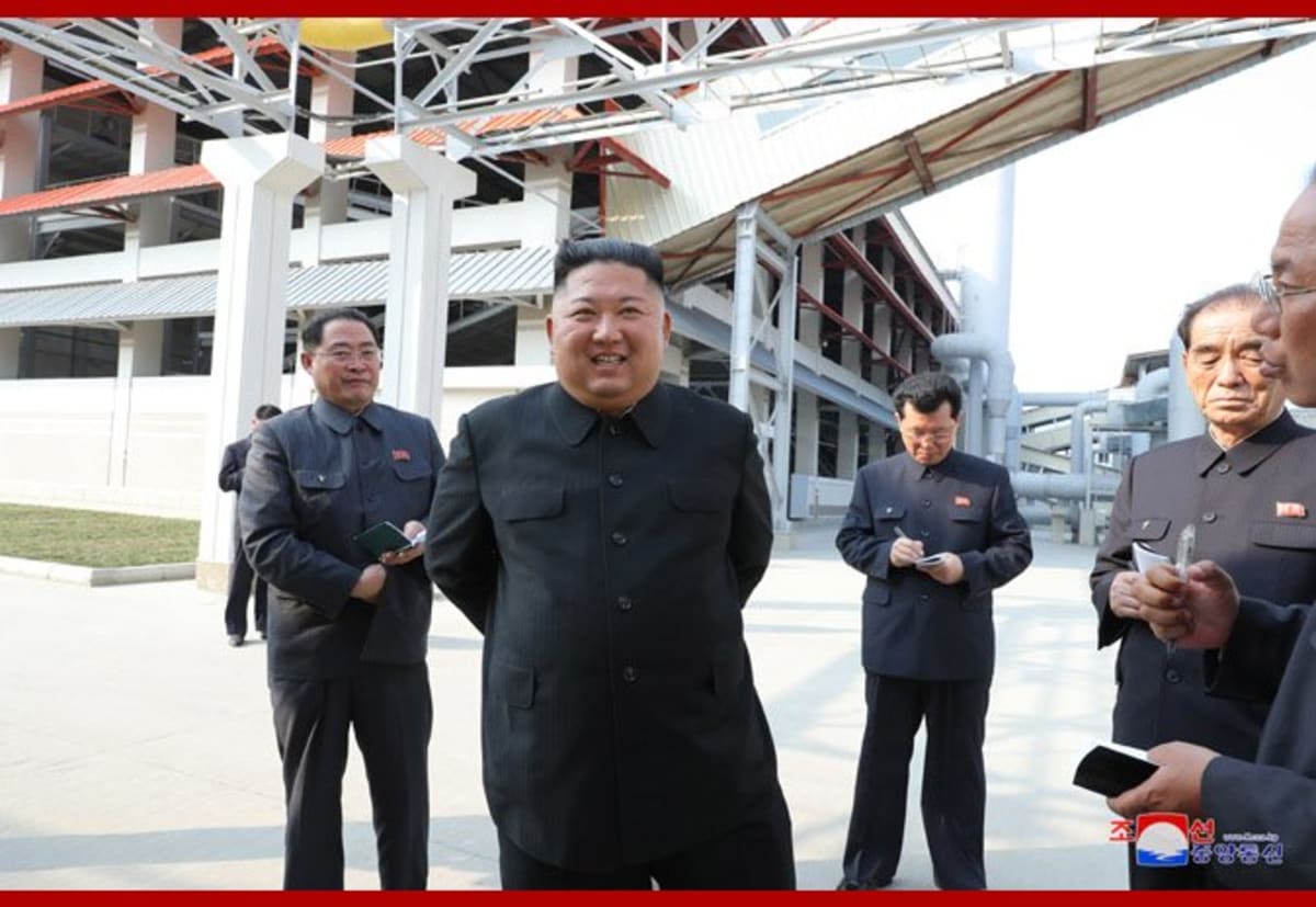 Kim Čong-un při otevření továrny na hnojiva 1. května