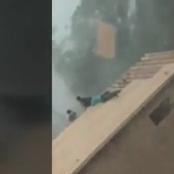 Silná bouře málem smetla dělníky ze střechy