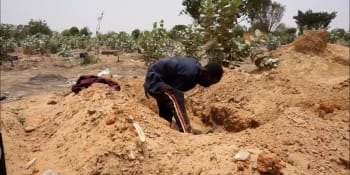 Nigerijští hrobaři se bojí koronavirové krize. Pohřbí dvojnásobek těl než dřív