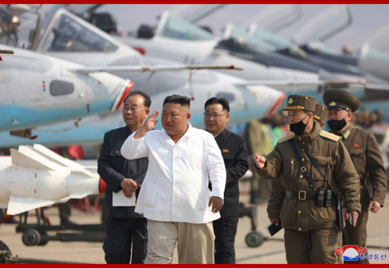 Kim Čong-un na inspekci bitevního letectva před dubnovým zmizením