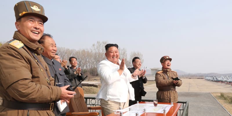 Kim Čong-un na inspekci bitevního letectva před dubnovým zmizením