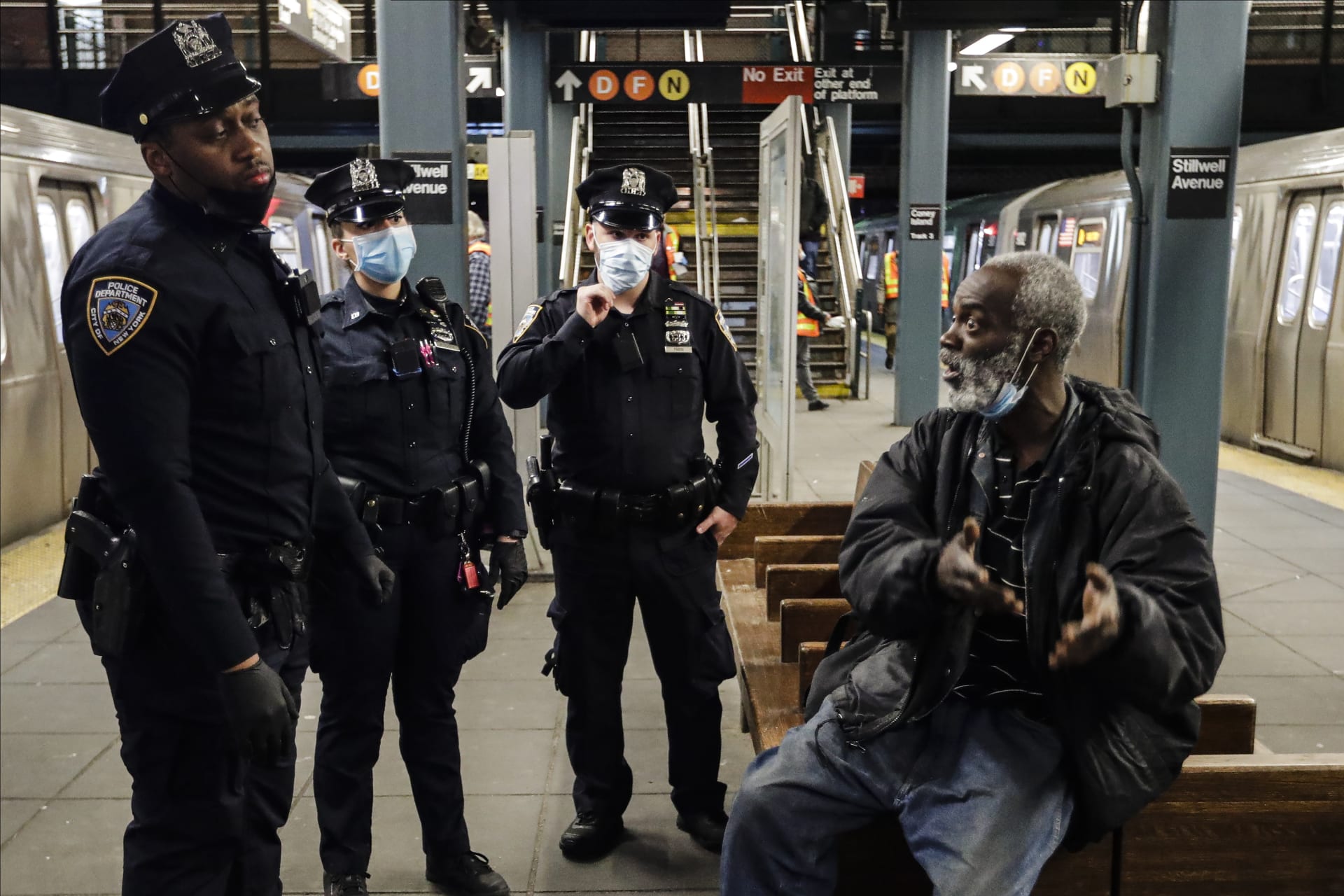 Policisté upozorňují muže ve čtvrti Brooklyn, že stanice metra jsou během dezinfekce a čištění uzavřeny
