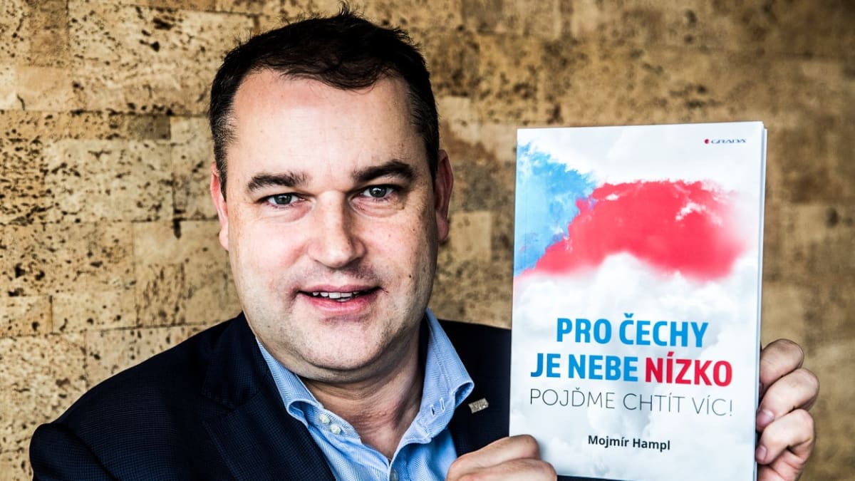 Spisovatel. Mojmír Hampl po odchodu z České národní banky napsal knihu o Češích. Máme si podle něho více věřit. Foto: Profimedia