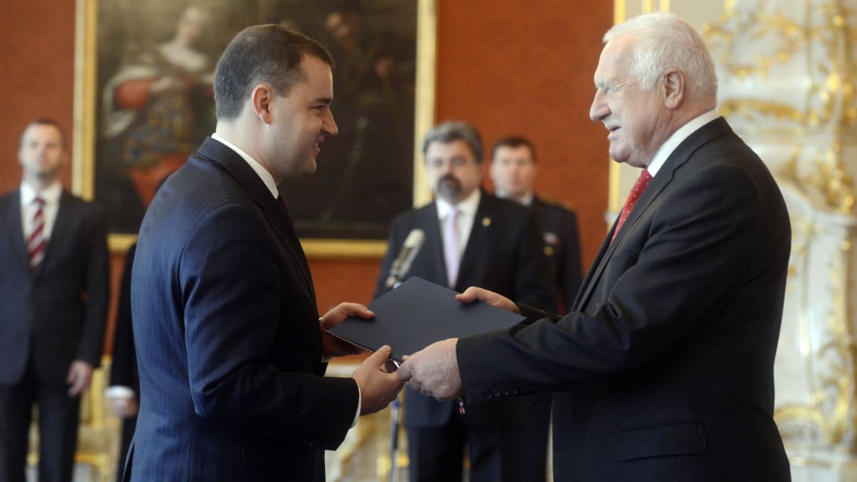V roce 2012 prezident Václav Klaus jmenoval Mojmíra Hampla podruhé do vedení České národní banky. Foto: ČTK