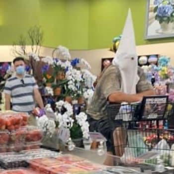 Muž měl na hlavě kuklu Ku Klux Klanu.