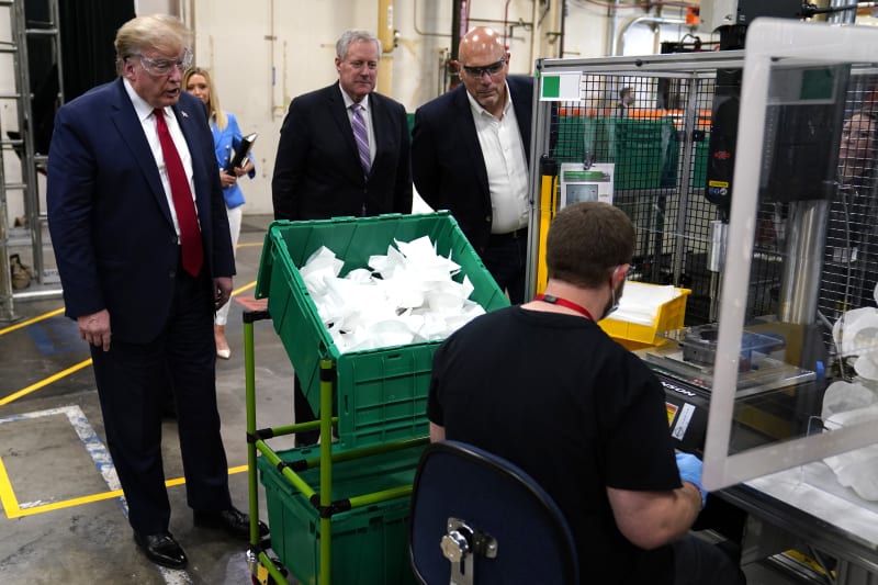 Prezident Donald Trump v továrně společnosti Honeywell. 