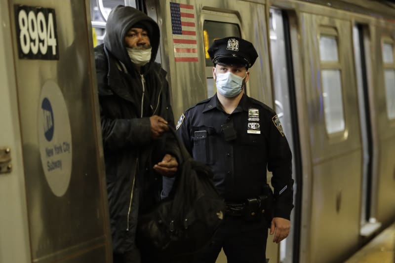 Policie během uzavírky vyvádí muže z metra v newyorské čtvrti Brooklyn
