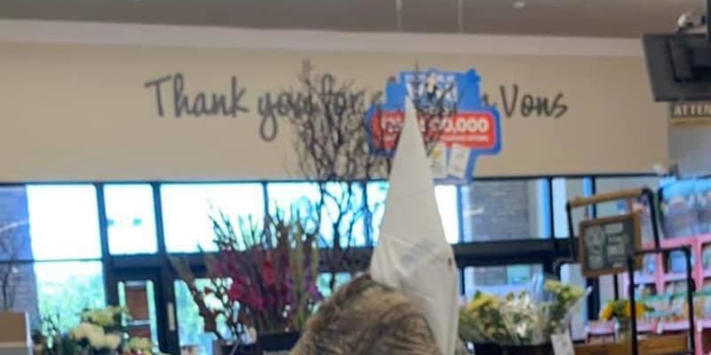 Na nákup si Američan nevzal roušku, ale kuklu Ku Klux Klanu.