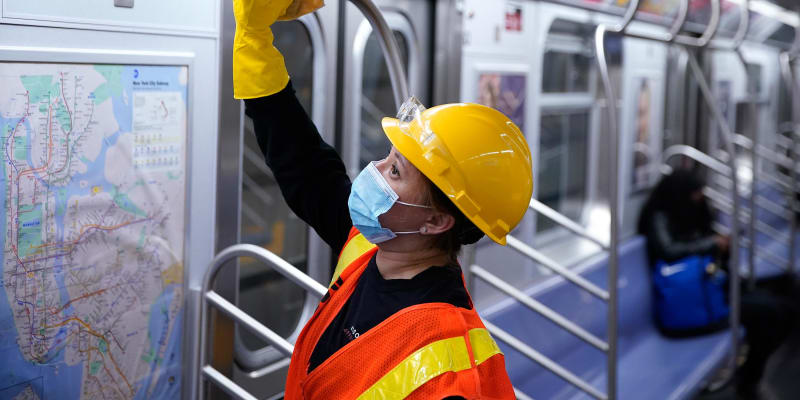 Čištění a dezinfekce metra v New Yorku