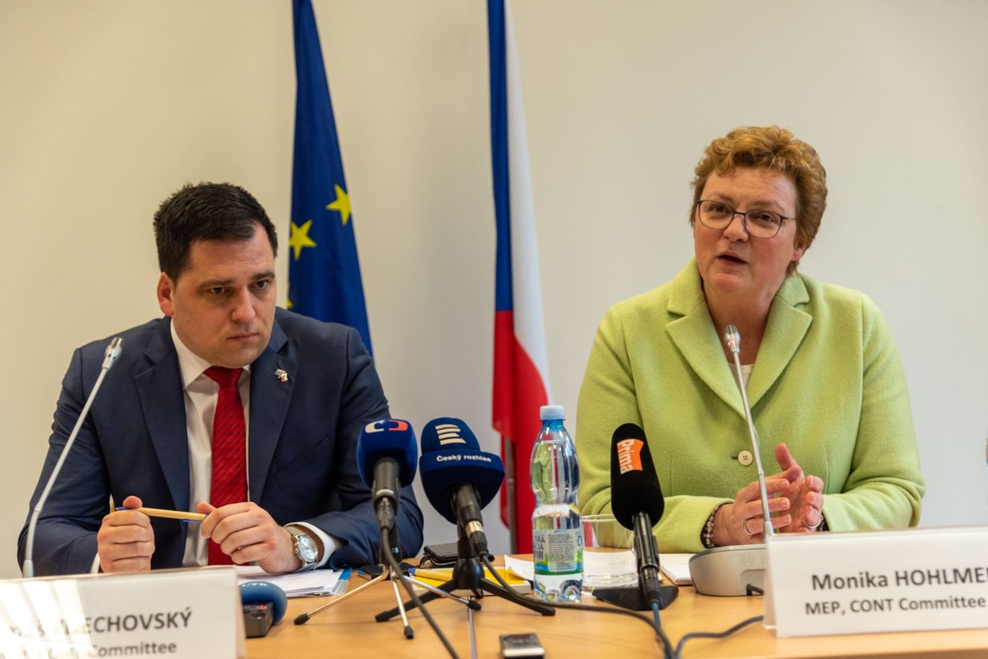 Monika Hohlmeierová a Tomáš Zdechovský na tiskové konferenci v Praze po jednání Výboru pro rozpočtovou kontrolu Evropského parlamentu.