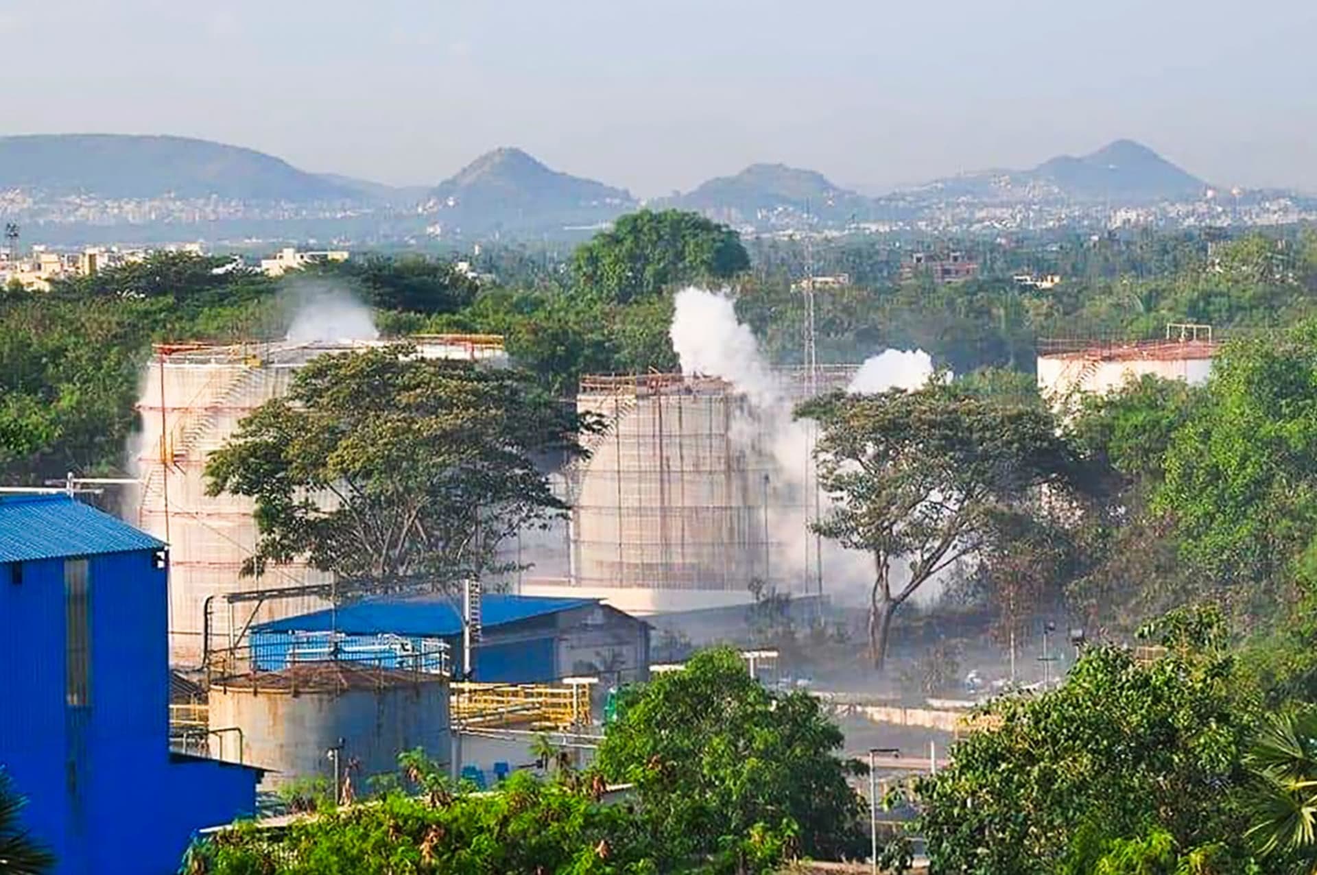 Z indické továrny ve městě Visakhapatnam unikal několik hodin jedovatý plyn.