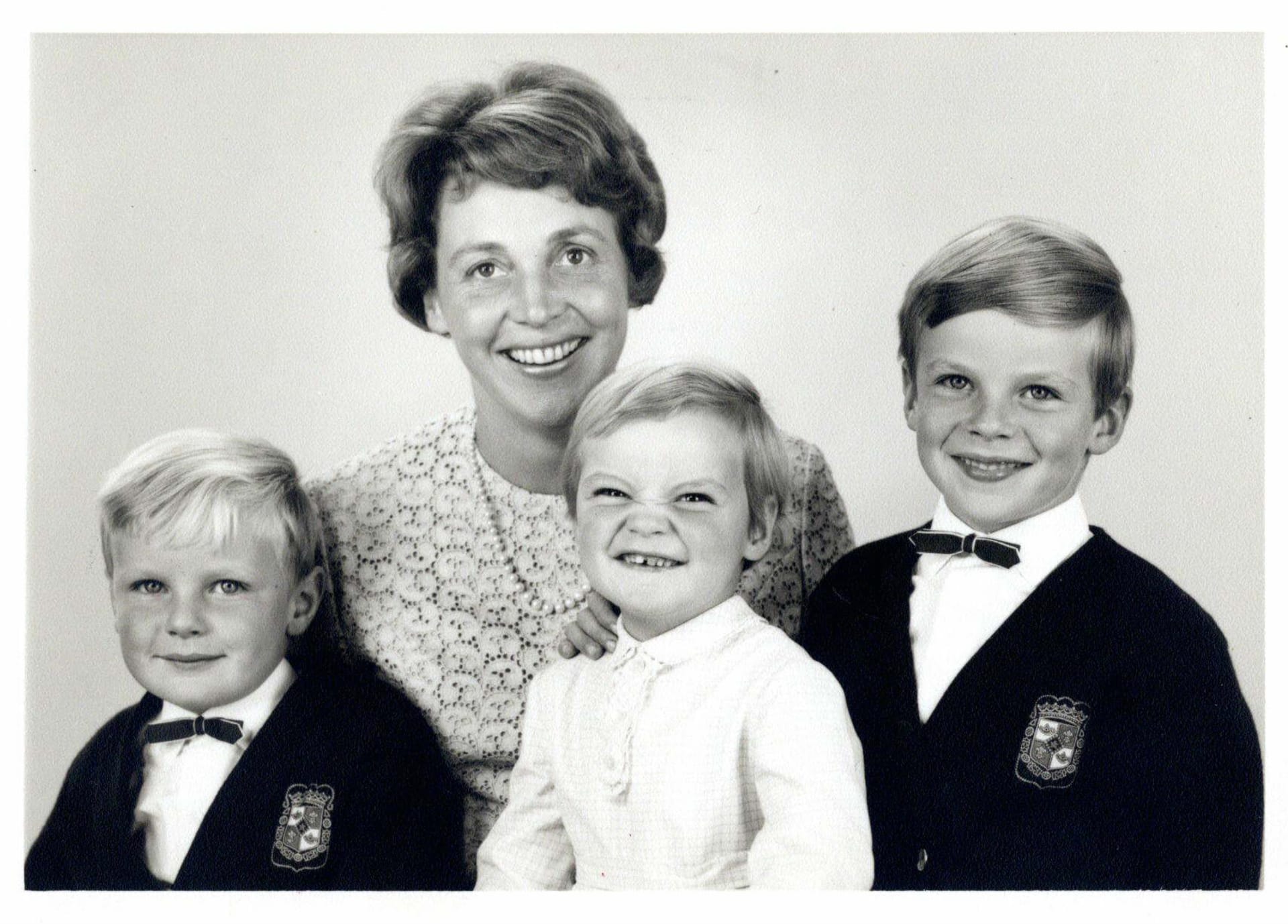 Monika Hohlmeierová s matkou a dvěma staršími bratry.