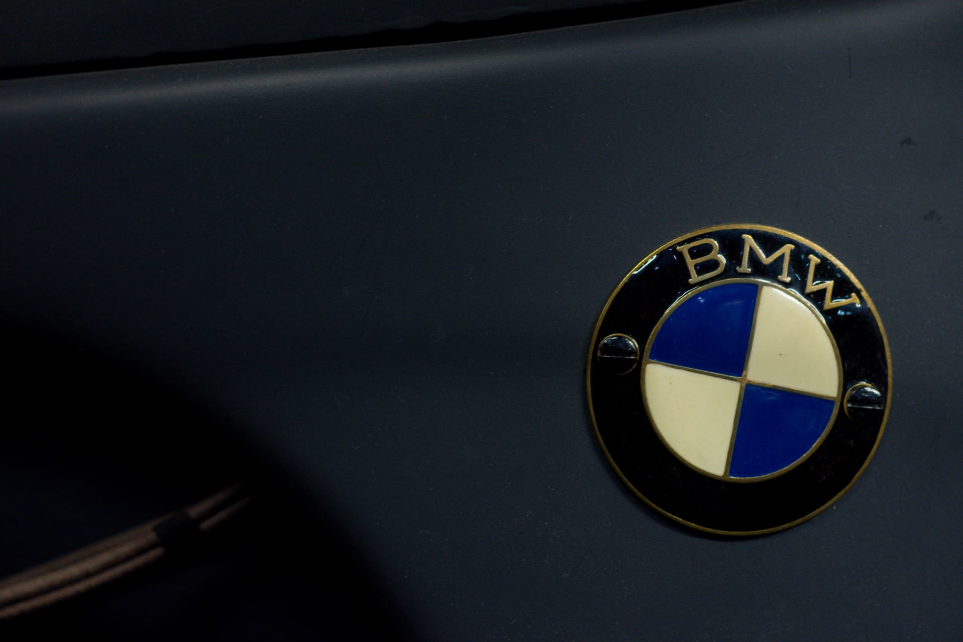 Rekonstruovaný motocykl BMW  - symbol firmy
