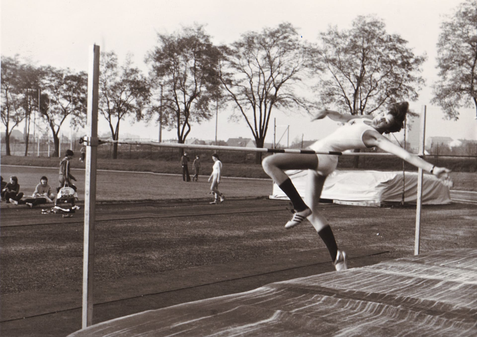 Monika Hohlmeierová se v mládí věnovala lehké atletice, především skoku do výšky.
