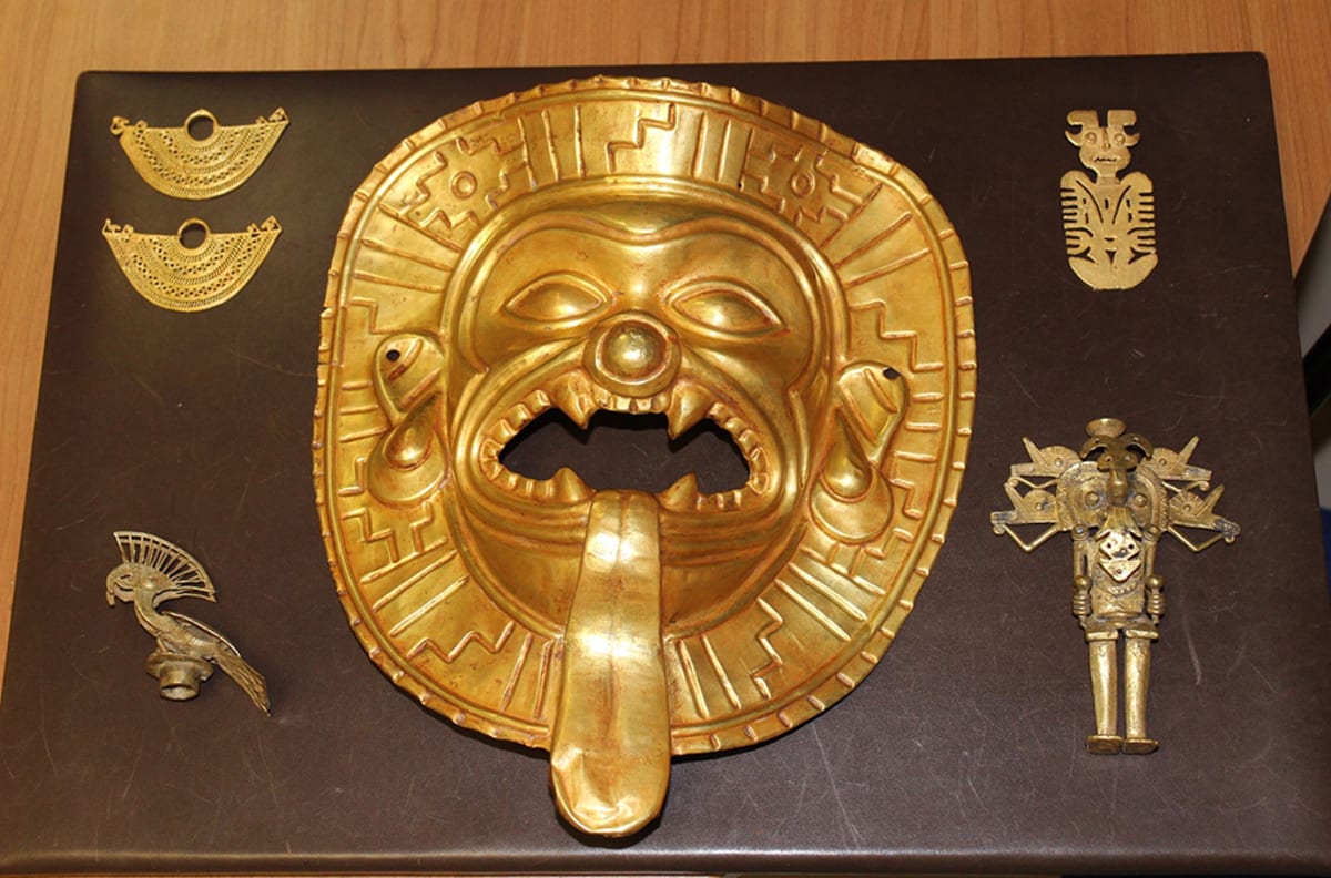 Vzácnou zlatou masku z Tumaca objevili policisté ve Španělsku.