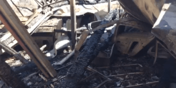 Hasiči po 35 hodinách ukončili likvidaci požáru továrny v Polici nad Metují