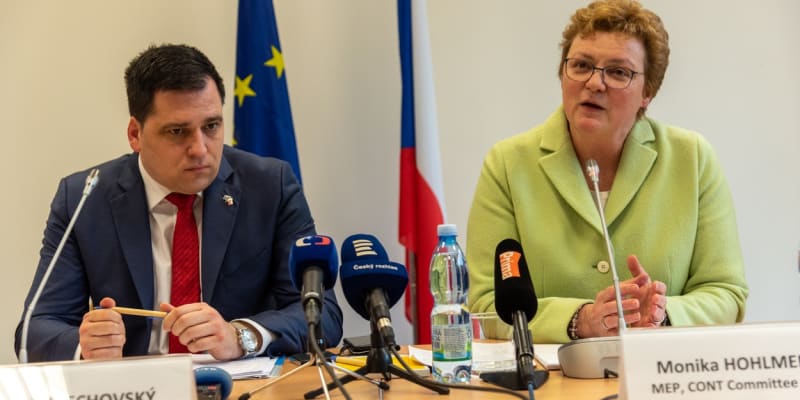 Monika Hohlmeierová (CDU), předsedkyně rozpočtového výboru europarlamentu a člen výboru Tomáš Zdechovský (KDU-ČSL)