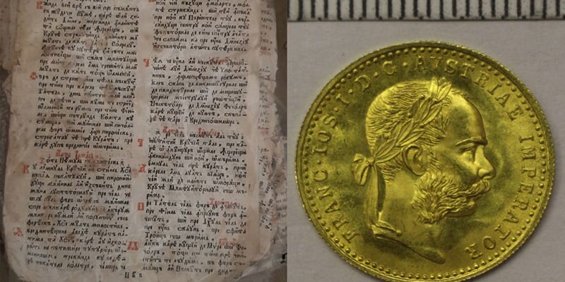 Liturgická kniha a starodávné mince, které policisté našli v Rumunsku.