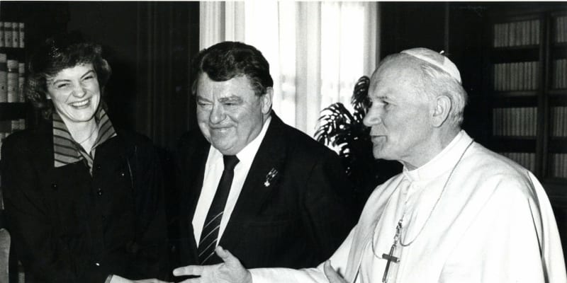 Monika Hohlmeierová po smrti matky doprovázela otce Franze Josefa Strausse na oficiální akce a setkala se též s papežem Janem Pavlem II.