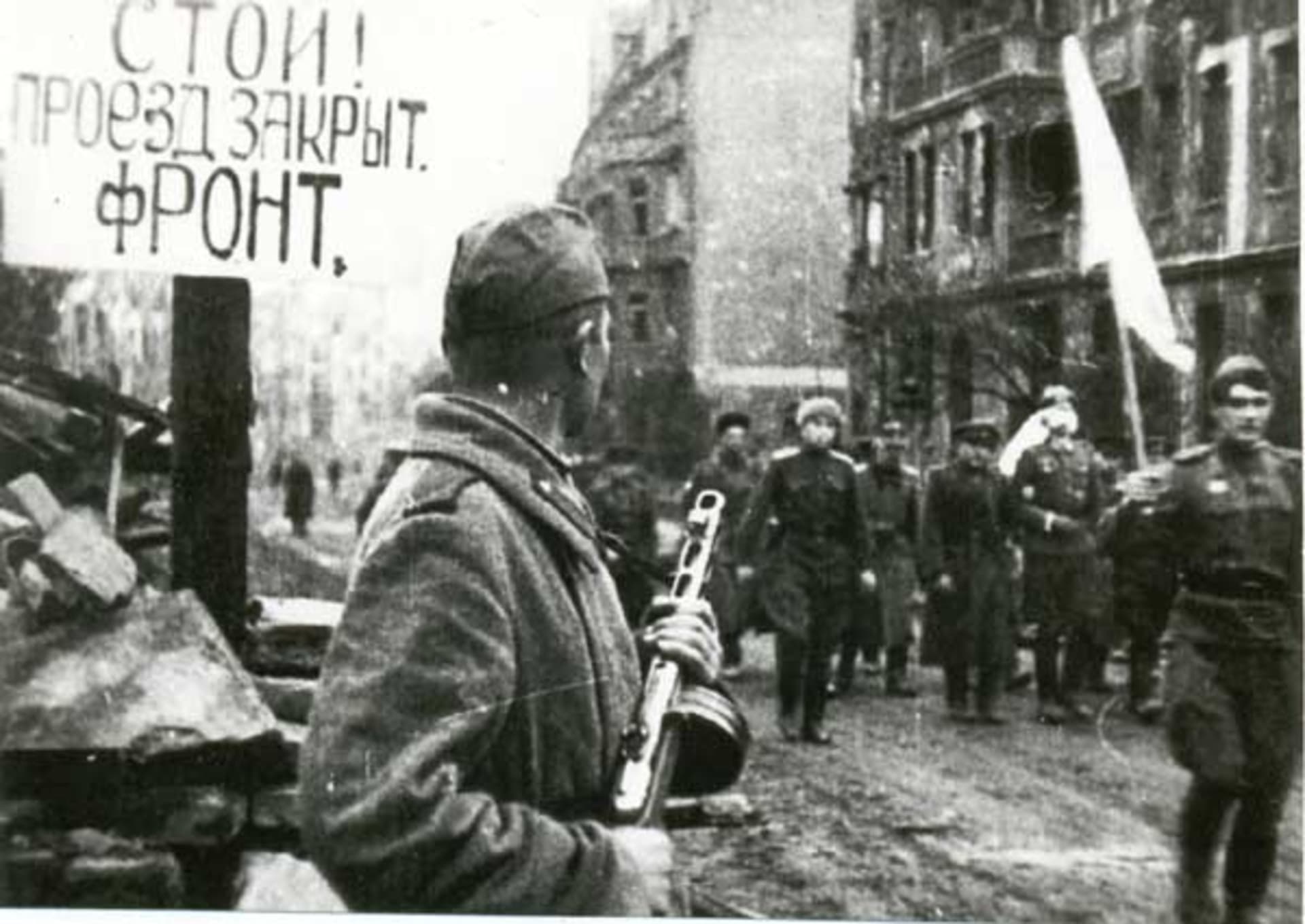 Polská Vratislav zůstala obklíčená hluboko v týlu Rudé armády postupující na Berlín. Německá posádka se vzdala až čtyři dny po pádu Berlína.