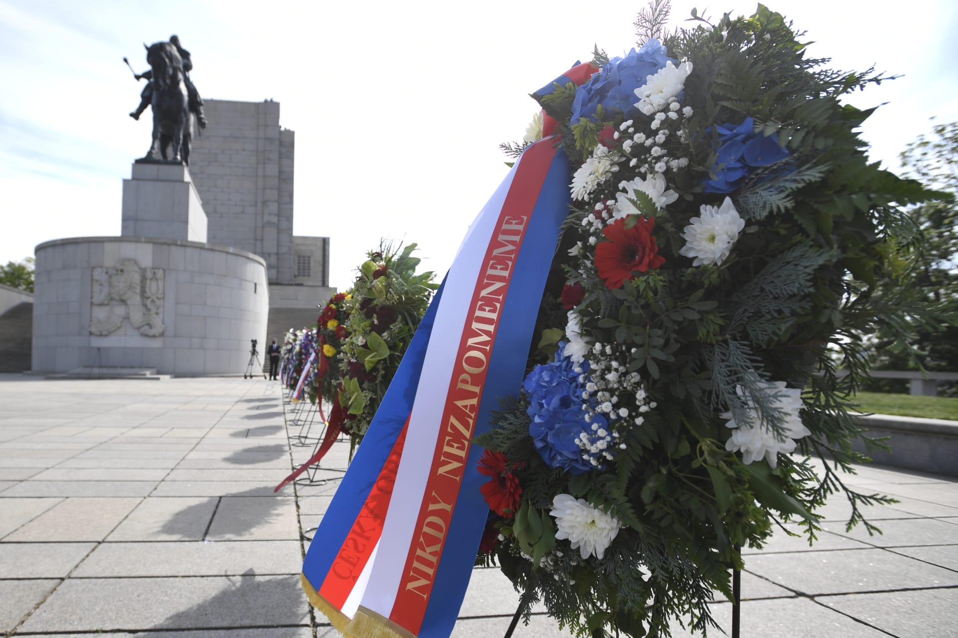 Politici přijížděli k památníku na Vítkově v desetiminutových intervalech.