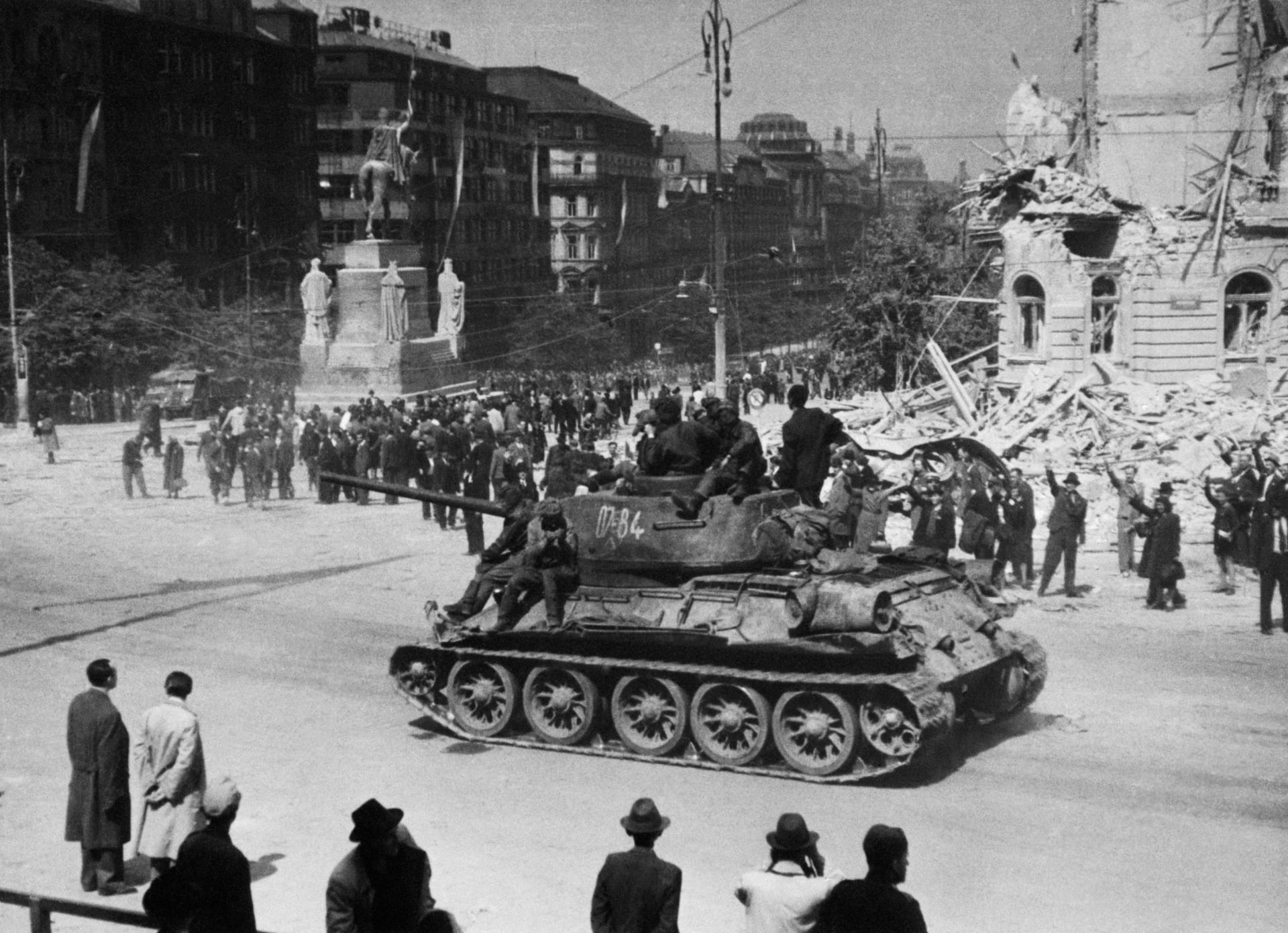 Rudoarmějci na tanku vjíždějí na Václavské náměstí v osvobozené Praze