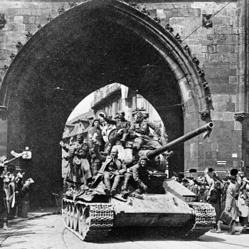 Tank Rudé armády projíždí 9. května 1945 Prašnou branou v Praze. Sovětské jednotky dosáhly okraje města po přesunu z Berlína, při osvobozování Prahy ztratily asi 30 vojáků.