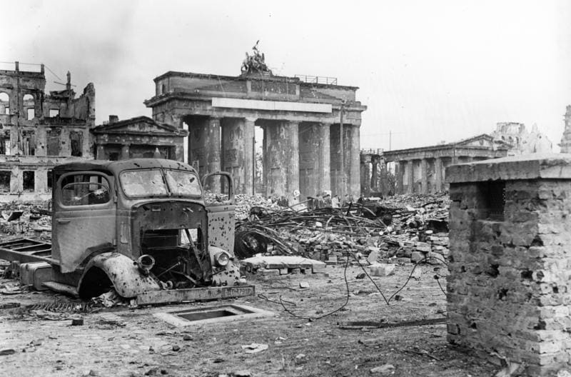Bezprostřední okolí Braniborské brány v centru Berlína. Boje v Berlíně skončily 2. května 1945.