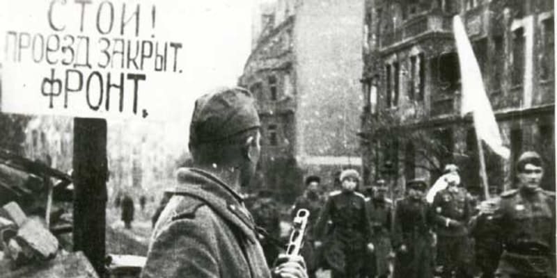 Polská Vratislav zůstala obklíčená hluboko v týlu Rudé armády postupující na Berlín. Německá posádka se vzdala až čtyři dny po pádu Berlína.