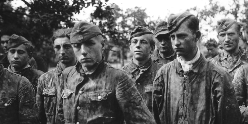 Směr americké zajetí - tito vojáci měli štěstí. Po podepsání kapitulace Německa se vojáci Wehrmachtu snažili proniknout ke spojeneckým liniím