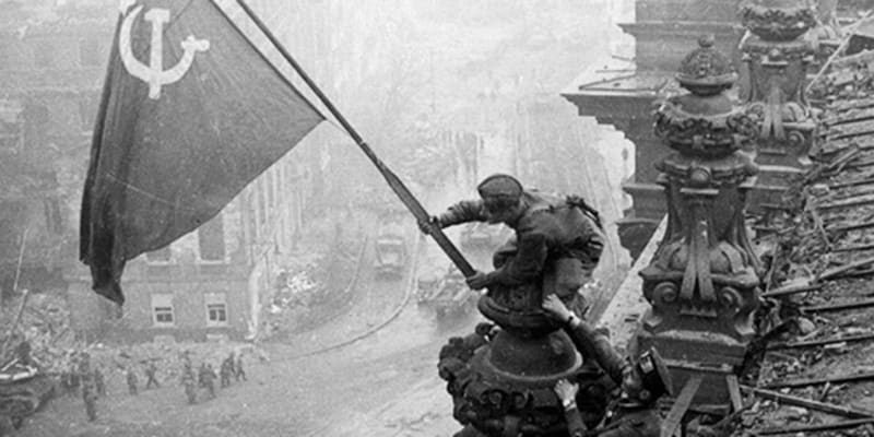 Snímky z konce druhé světové války zachycují poslední okamžiky krutého konfliktu.