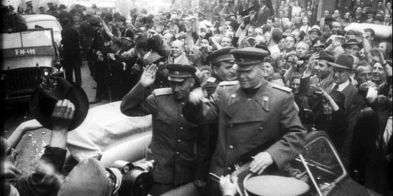 Maršál Ivan Stěpanovič Koněv, velitel 1. ukrajinského frontu, se vítá s Pražany.