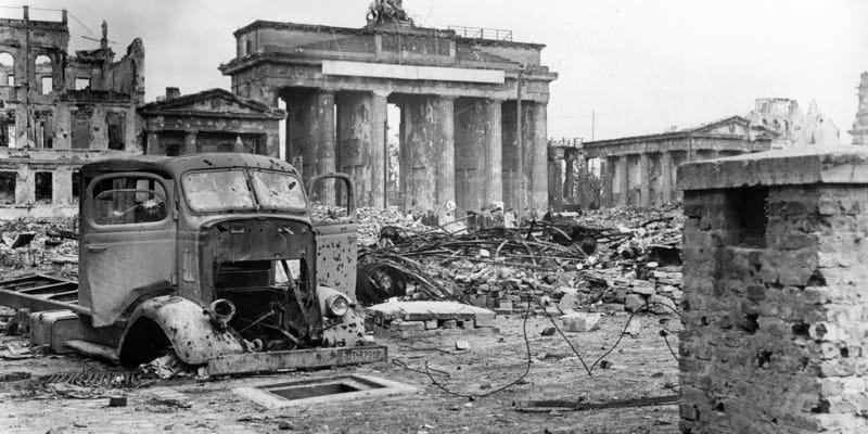 Bezprostřední okolí Braniborské brány v centru Berlína. Boje v Berlíně skončily 2. května 1945.