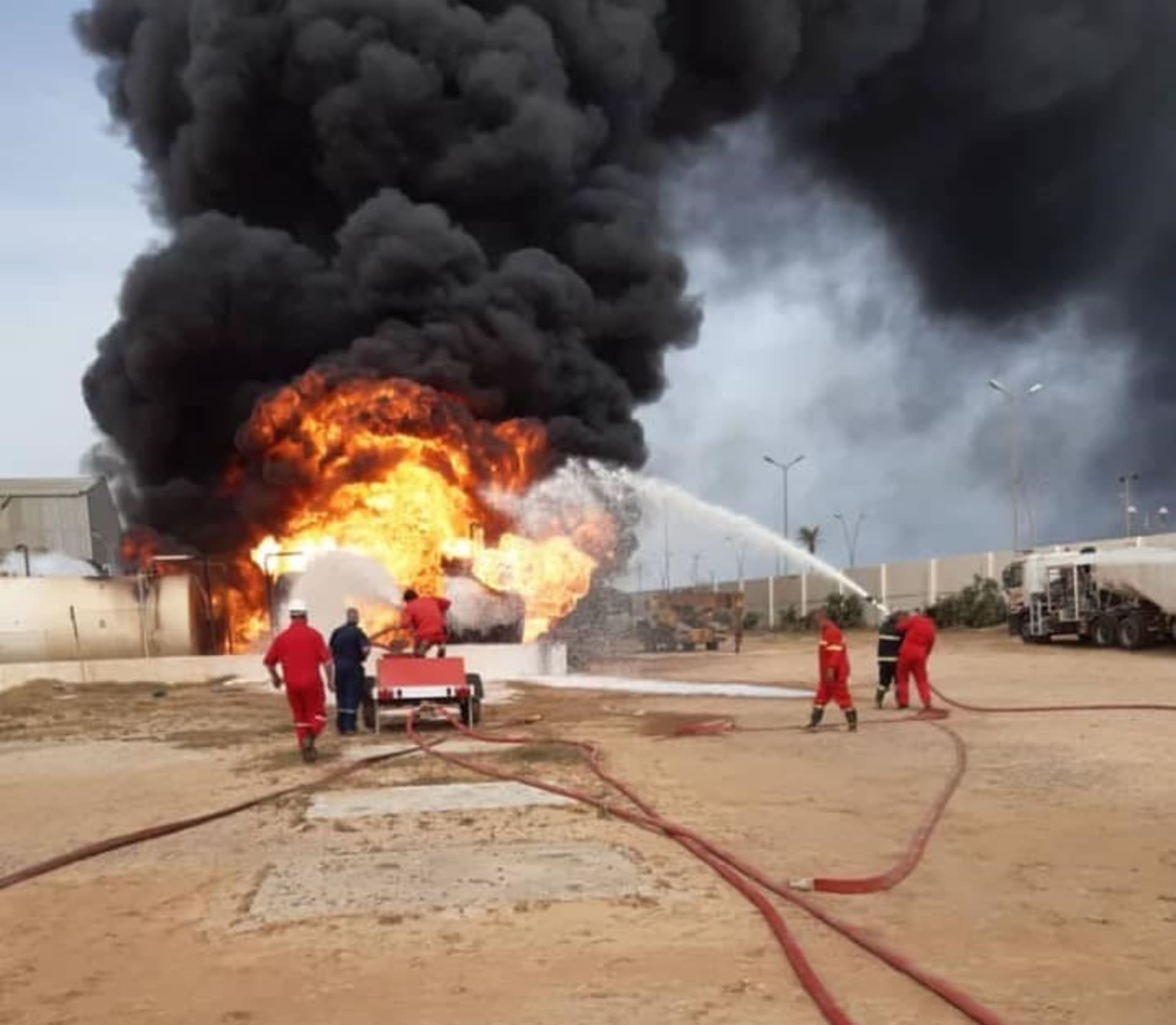 Útok na Tripolis: Na letišti hoří nádrže s palivem 