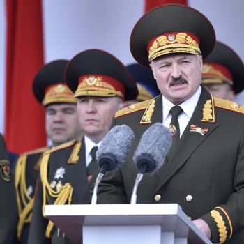 Lukašenko, oblečený ve vojenské uniformě a obklopený generály, trval na tom, že pro Bělorusko bylo nepřijatelné jen pomyslet na zrušení přehlídky.