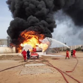 Ropná společnost NOC hlásí útok na nádrže letiště v Tripolisu
