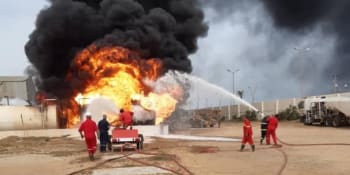 Na letišti v Tripolisu vypukl požár po útoku na nádrže s palivem 