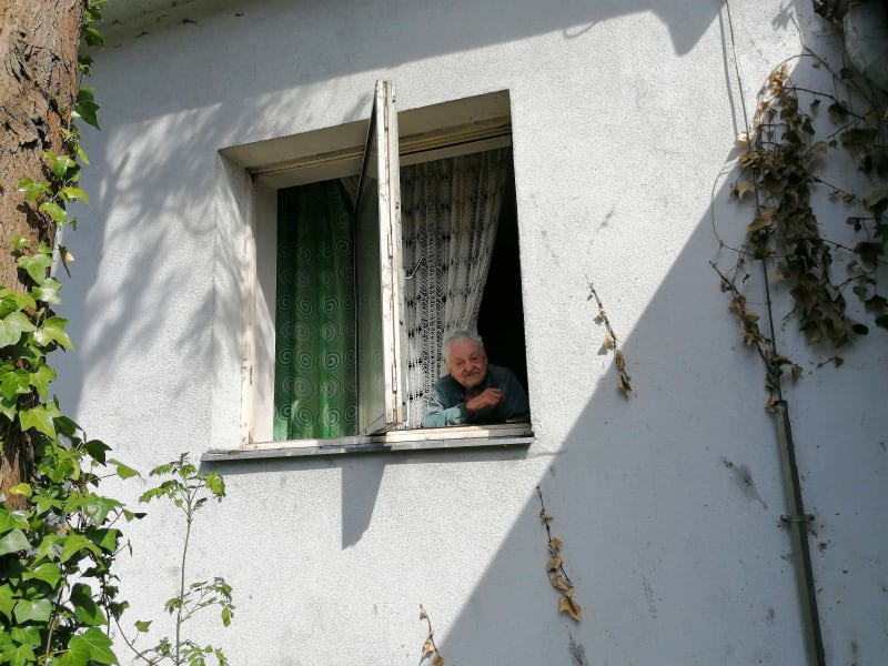Třiadevadesátiletý František Žebrák seděl u otevřeného okna pokoje v rodinném domě a reportér stál v zahradě.