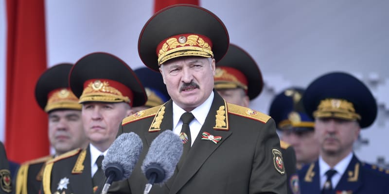 Prezident Alexandr Lukašenko se oproti svému ruskému protějšku Vladimiru Putinovi rozhodl ignorovat výzvy k zavedení karanténních opatření kvůli pandemii COVID-19.