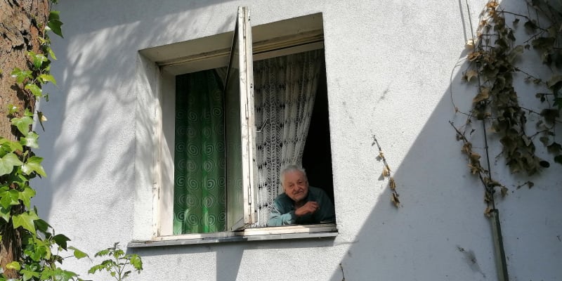 Třiadevadesátiletý František Žebrák seděl u otevřeného okna pokoje v rodinném domě a reportér stál v zahradě.