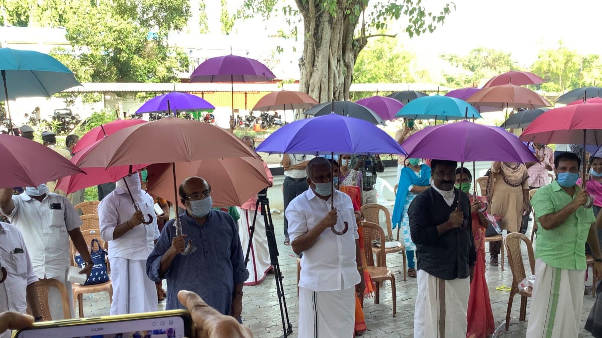 Indové ve vesnici ve státě Kerala mohou vycházet pouze s deštníkem. 