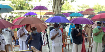 Kvůli davům čekajícím na alkohol zavádí indické město povinné nošení deštníků