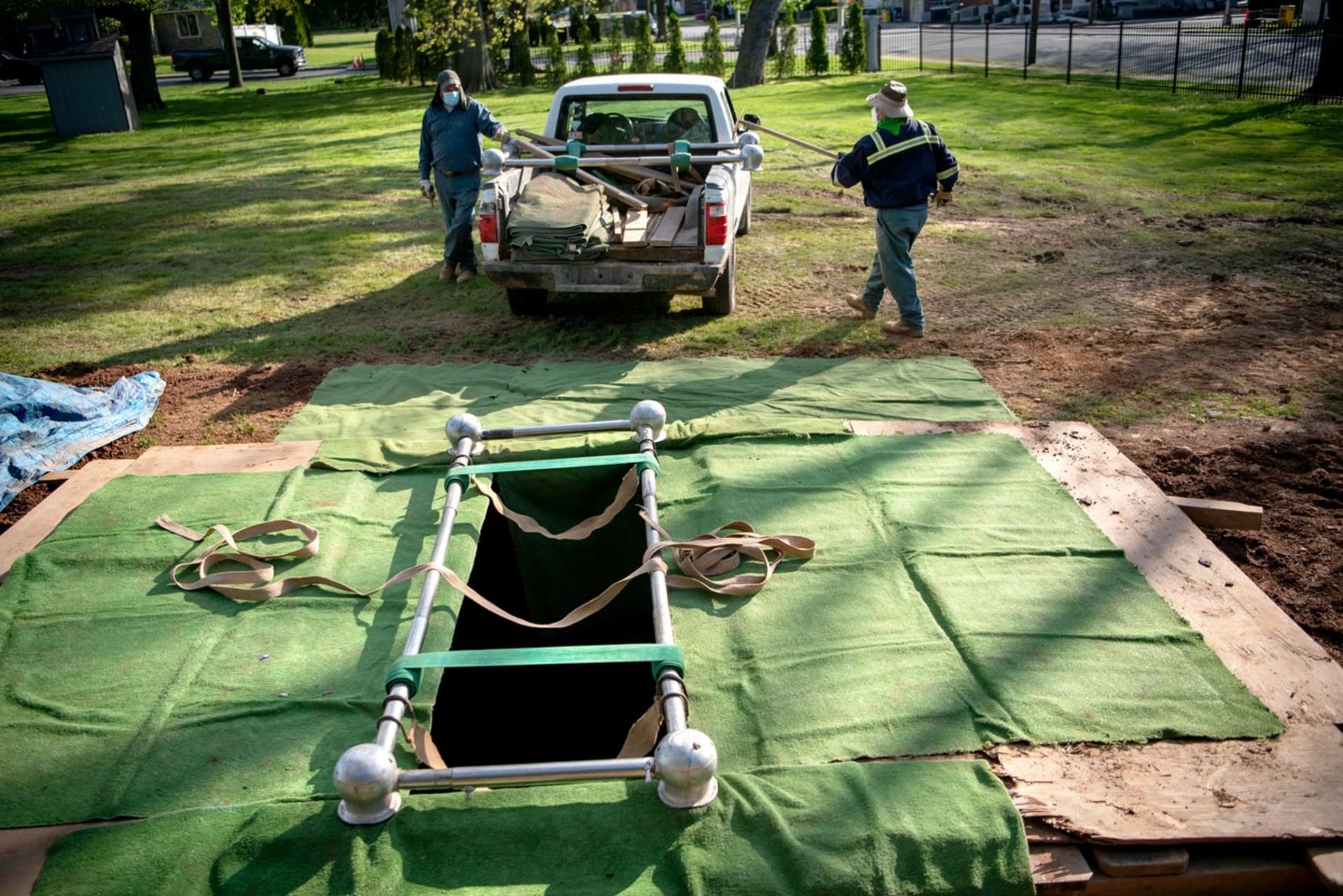 Pracovníci pohřební služby připravují hrob v americkém Cliftonu během pandemie koronaviru.