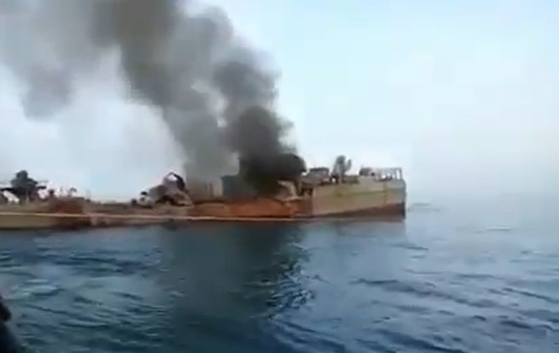 Íránská vojenská loď Konarak po zasažení raketou z jiné íránské lodě.