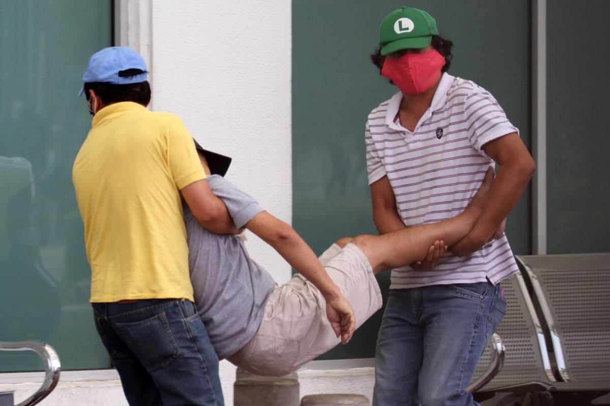 Desítky pacientů v Ekvádoru umírají před nemocnicemi při čekání na ošetření. 