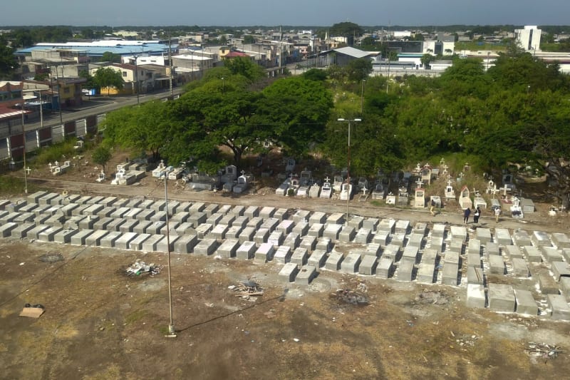 V Ekvádoru vznikají nové hřbitovy. Zemřelo tam o tisíce víc lidí, než je průměrná úmrtnost v těchto měsících. 