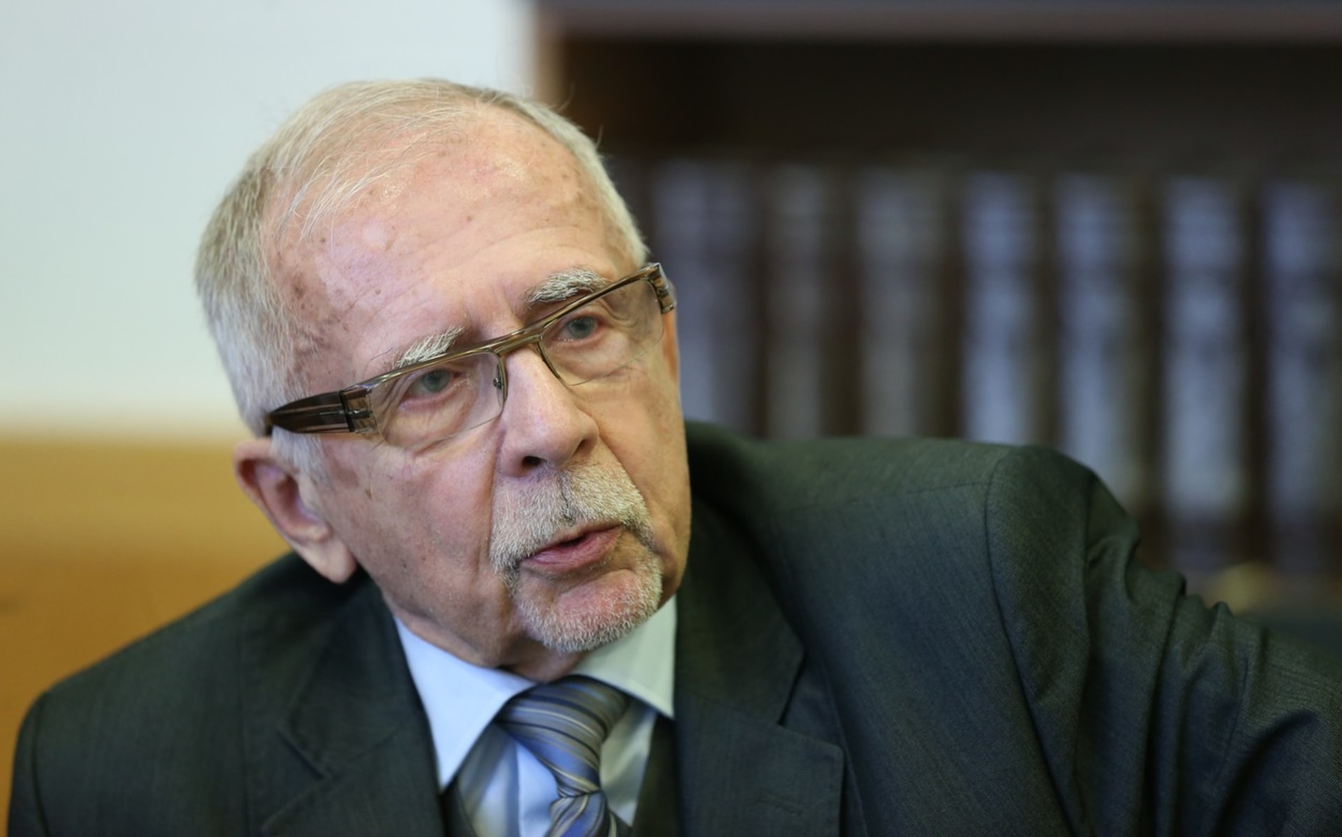 Odmítnout úvěr seniorovi kvůli věku je diskriminace, řekl ombudsman Stanislav Křeček. 
