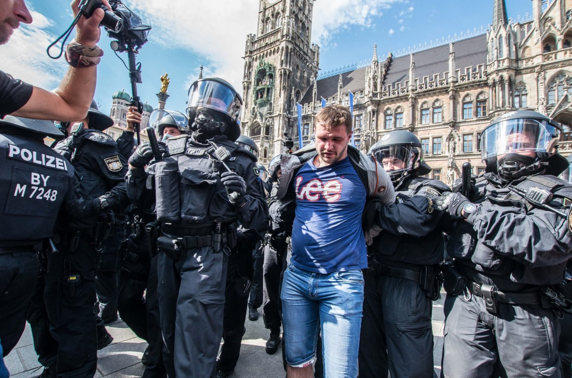 Polisticté odvádějí v německém Mnichově zadrženého muže při demonstraci proti opatřením při pandemii koronaviru. Stále častěji se stávají terčem útoků také novináři.
