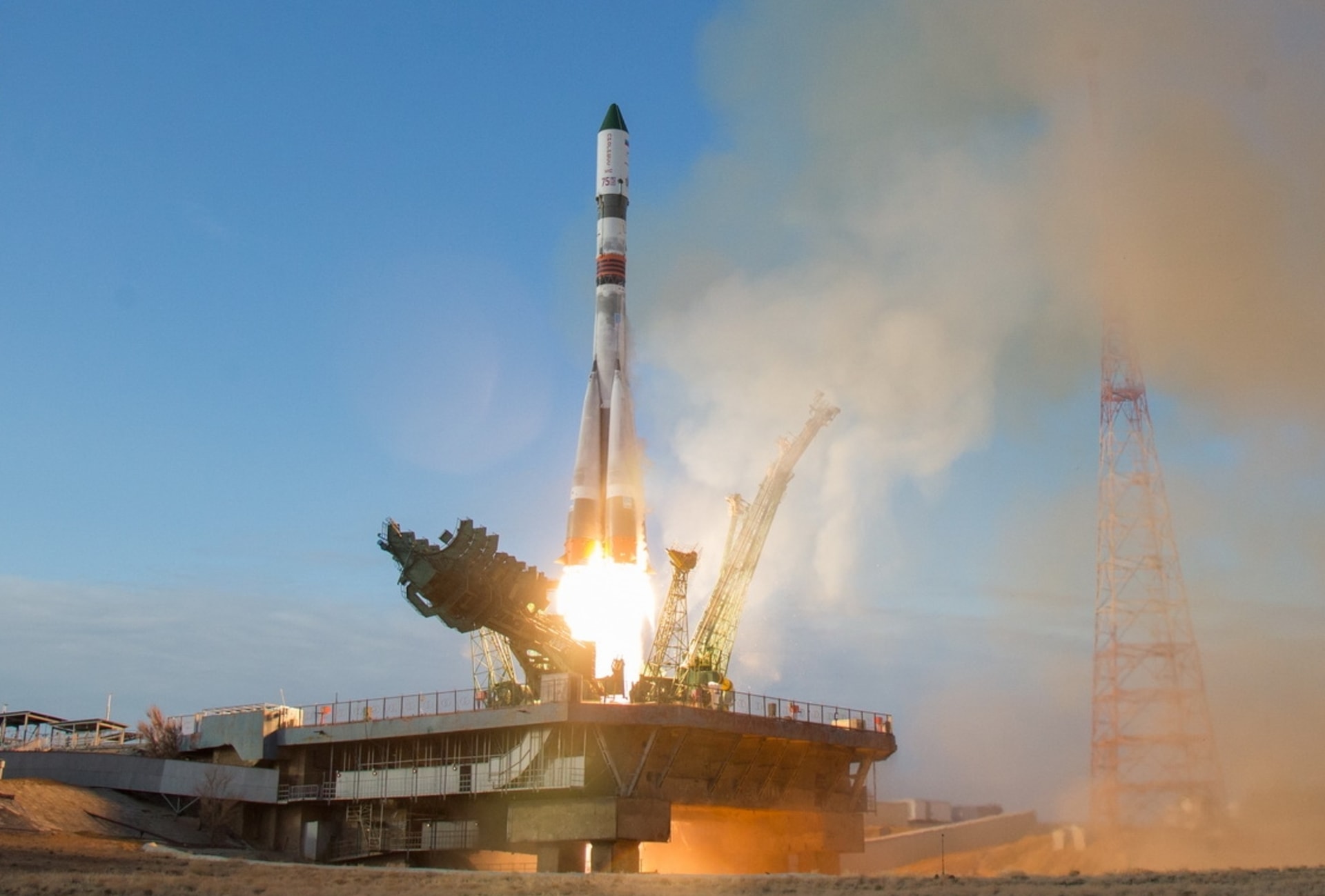 Ruská raketa Sojuz startuje z kazažského Bajkonuru. 